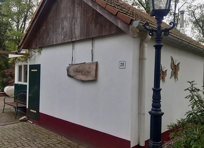 Ruim terras van Vakantiehuis in Nutter, Twente, met comfortabele zithoek en natuurlijke omgeving.