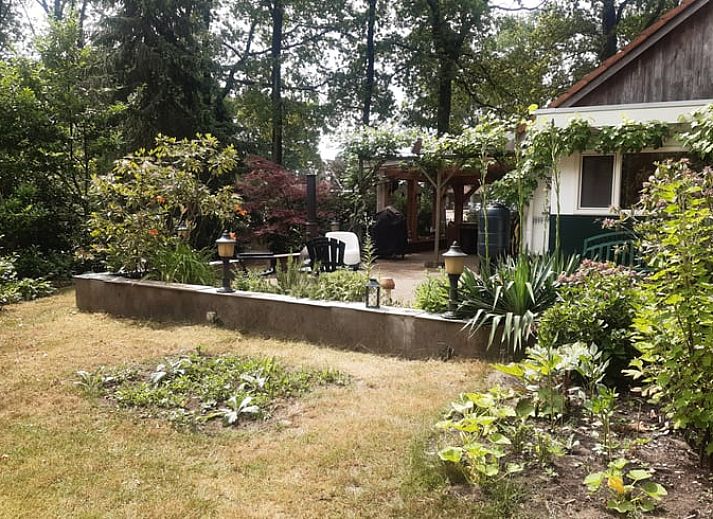 Gezellig ontbijten op de veranda van Vakantiehuis in Nutter, omgeven door de natuur van Twente.