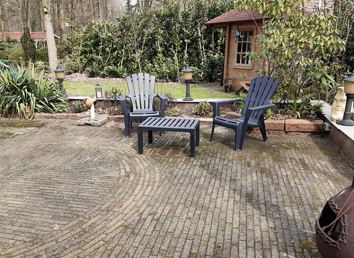 Gezellig ontbijten op de veranda van Vakantiehuis in Nutter, omgeven door de natuur van Twente.