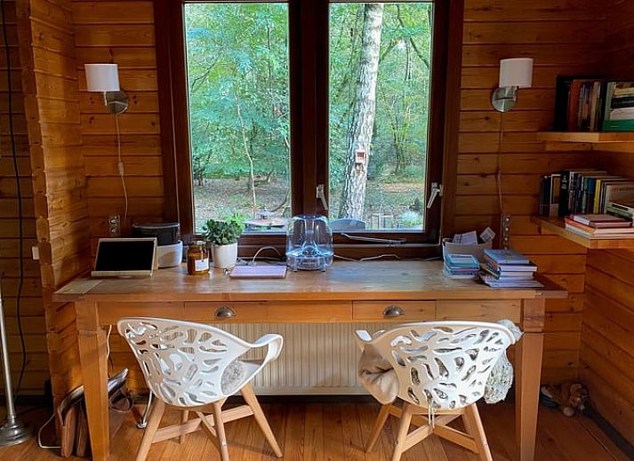 Rustiek vakantiehuis Huisje in Nutter, gelegen in het serene Nutter, Twente, omringd door weelderige natuur en voorzien van een uitnodigend terras.