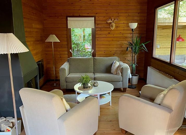 Rustiek vakantiehuis Huisje in Nutter, gelegen in het serene Nutter, Twente, omringd door weelderige natuur en voorzien van een uitnodigend terras.