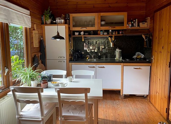 Rustiek vakantiehuis Huisje in Nutter, gelegen in het serene Nutter, Twente, omringd door weelderige natuur en voorzien van een uitnodigend terras.