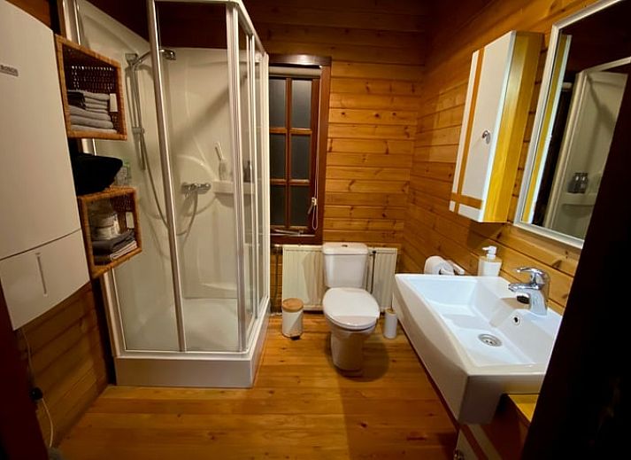 Huisje in Nutter, een knus vakantiehuis in het groene Twente, Overijssel, met een uitnodigend terras omringd door rustgevende natuur.