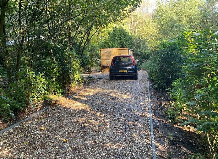 Gezellige werkruimte in Huisje in Nutter, vakantiehuis in Twente, Overijssel, met uitzicht op de groene natuur door grote ramen.