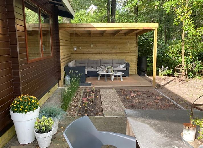 Gezellige werkruimte in Huisje in Nutter, vakantiehuis in Twente, Overijssel, met uitzicht op de groene natuur door grote ramen.