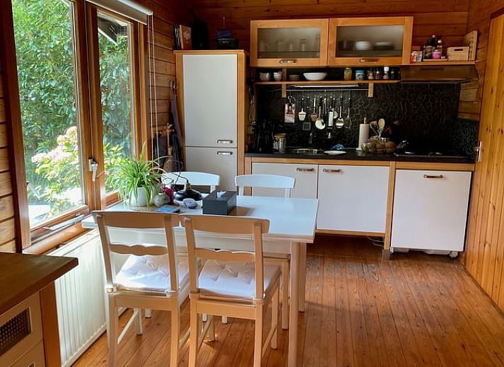 Gezellige woonkamer van Huisje in Nutter, vakantiehuis in Twente, Overijssel, met houten interieur en comfortabel meubilair.