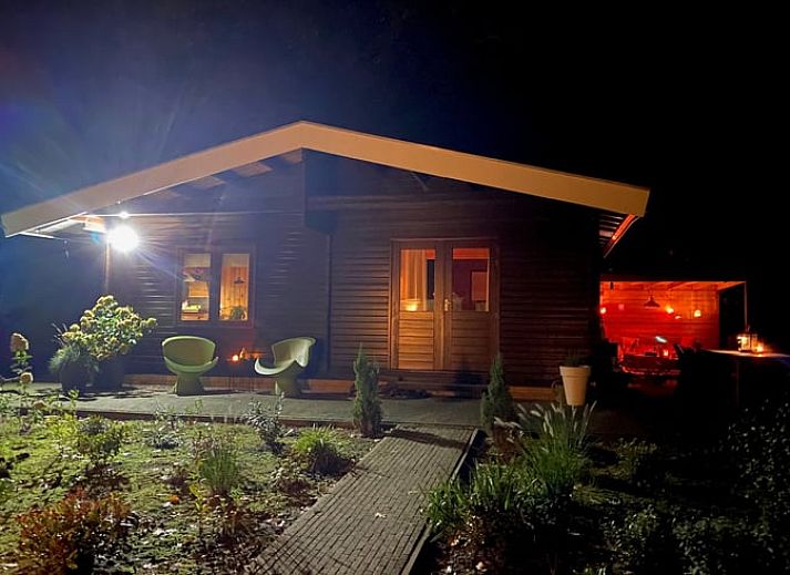 Gezellige keuken in Huisje in Nutter, een vakantiehuis in Twente, Overijssel, met houten interieur en uitzicht op de groene omgeving.