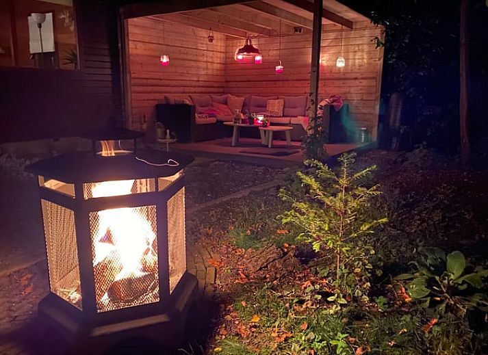 Gezellige keuken in Huisje in Nutter, een vakantiehuis in Twente, Overijssel, met houten interieur en uitzicht op de groene omgeving.