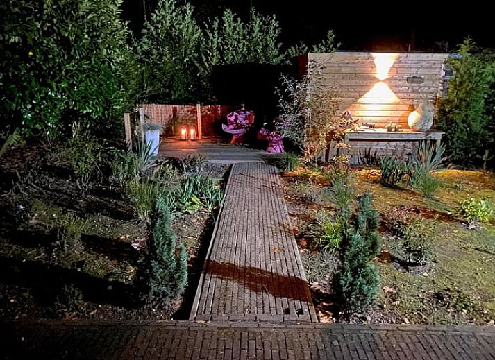 Gezellige keuken in Huisje in Nutter, een vakantiehuis in Twente, Overijssel, met houten interieur en uitzicht op de groene omgeving.