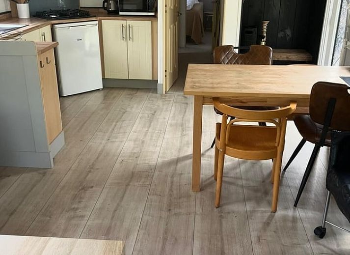 Gezellige woonkamer in Huisje in Nutter, vakantiehuis in Twente, met comfortabele zithoek en uitzicht op groene omgeving in Overijssel.