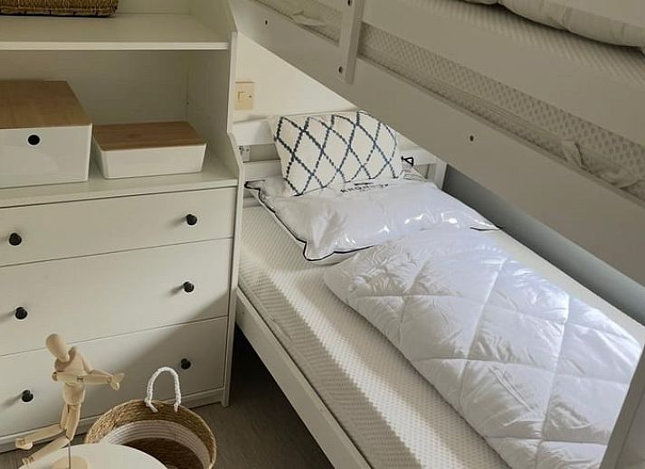 Gezellige woonkamer in Huisje in Nutter, vakantiehuis in Twente, met comfortabele zithoek en uitzicht op groene omgeving in Overijssel.