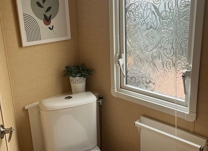 Gezellige binnenruimte van Huisje in Nutter, Twente, met moderne keuken en eetgedeelte voor een comfortabel verblijf in Overijssel.