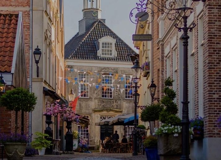 Ontspannen op de veranda van Huisje in Nutter, vakantiehuis in Twente, Overijssel, omgeven door groene natuur en rustgevende omgeving.