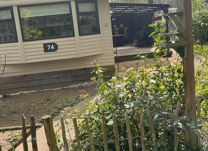 Ontspannen op de veranda van Huisje in Nutter, vakantiehuis in Twente, Overijssel, omgeven door groene natuur en rustgevende omgeving.