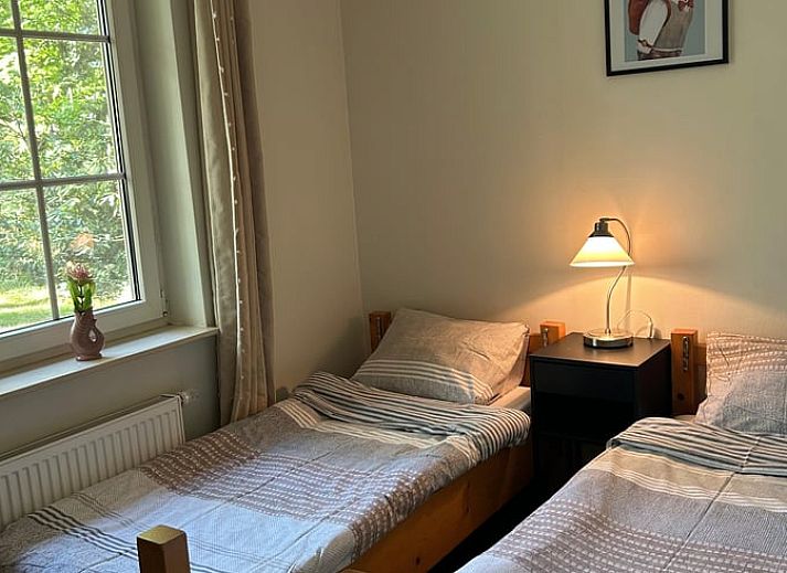 Vakantiehuis in Nutter, serene tuin van vakantiehuis in Twente, Overijssel, omringd door bos.