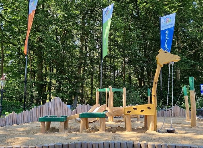 Moderne Kueche im Ferienhaus in Nutter, Twente, mit Blick auf die gruene Umgebung von Overijssel.