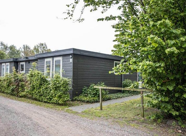 Geraeumiges Wohnzimmer in Cottage in Den Ham, Ferienhaus in Den Ham, Twente mit komfortabler Einrichtung und gemuetlicher Essecke.