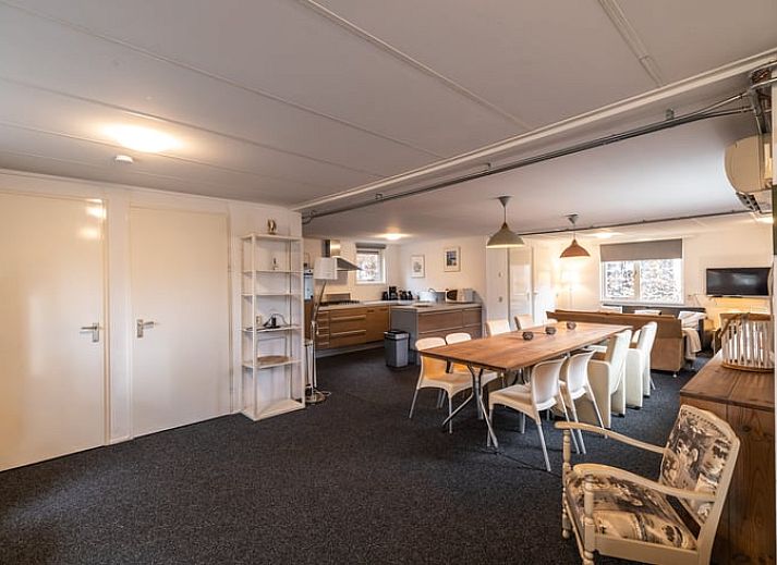 Geraeumiges Wohnzimmer in Cottage in Den Ham, Ferienhaus in Den Ham, Twente mit komfortabler Einrichtung und gemuetlicher Essecke.