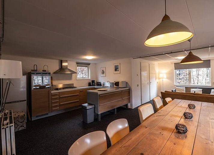 Geraeumiges Wohnzimmer in Cottage in Den Ham, Ferienhaus in Den Ham, Twente mit komfortabler Einrichtung und gemuetlicher Essecke.