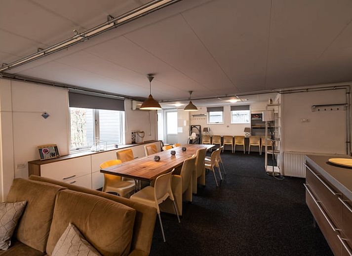 Geraeumiges Wohnzimmer in Cottage in Den Ham, Ferienhaus in Den Ham, Twente mit komfortabler Einrichtung und gemuetlicher Essecke.