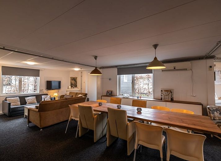 Geraeumiges Wohnzimmer in Cottage in Den Ham, Ferienhaus in Den Ham, Twente mit komfortabler Einrichtung und gemuetlicher Essecke.