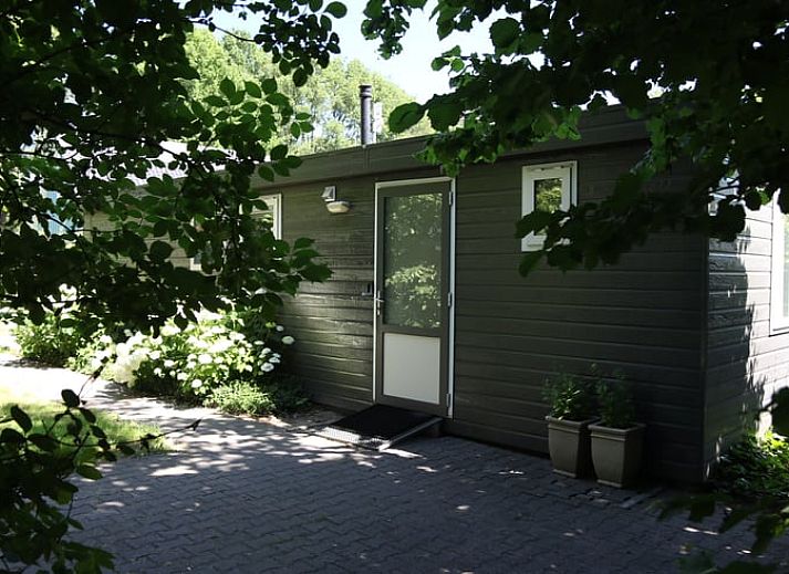 Gemuetlicher Innenbereich von Huisje in Den Ham, einem Ferienhaus in Twente, Overijssel, mit einer geraeumigen Kueche und einem Esstisch aus Holz.