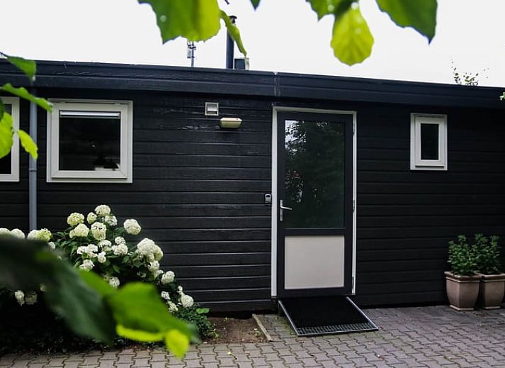 Gemuetlicher Innenbereich von Huisje in Den Ham, einem Ferienhaus in Twente, Overijssel, mit einer geraeumigen Kueche und einem Esstisch aus Holz.