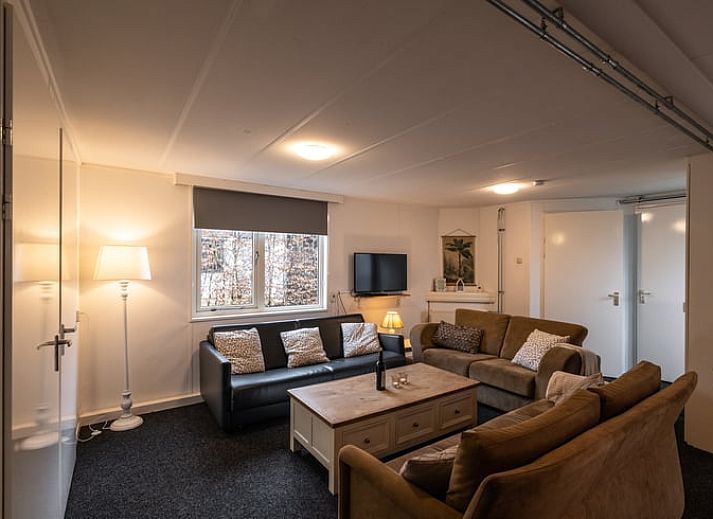 Gemuetlicher Innenbereich von Huisje in Den Ham, einem Ferienhaus in Twente, Overijssel, mit einer geraeumigen Kueche und einem Esstisch aus Holz.