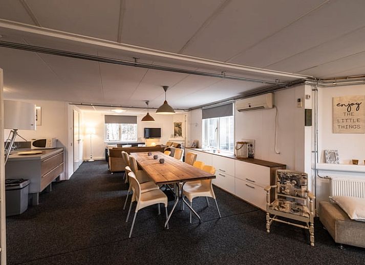 Gemuetlicher Innenbereich von Huisje in Den Ham, einem Ferienhaus in Twente, Overijssel, mit einer geraeumigen Kueche und einem Esstisch aus Holz.