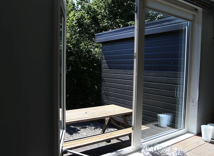 Gemuetlicher Innenbereich von Huisje in Den Ham, einem Ferienhaus in Twente, Overijssel, mit einer geraeumigen Kueche und einem Esstisch aus Holz.