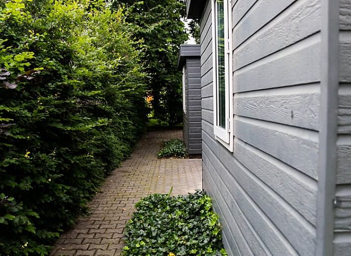 Geraeumiges Wohnzimmer von Huisje in Den Ham, Ferienhaus in Twente, Overijssel, mit gemuetlicher Sitzecke und langem Esstisch fuer Familienaufenthalte.