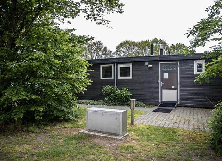 Gemuetliches Wohnzimmer in Cottage in Den Ham, Ferienhaus in Twente, Overijssel, mit geraeumiger Sitzecke und grossem Esstisch fuer einen entspannten Aufenthalt.