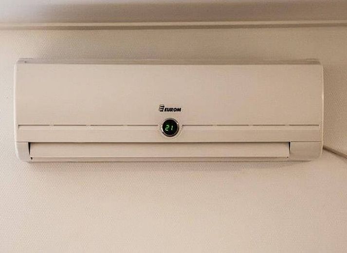 Gemuetliches Wohnzimmer in Cottage in Den Ham, Ferienhaus in Twente, Overijssel, mit geraeumiger Sitzecke und grossem Esstisch fuer einen entspannten Aufenthalt.