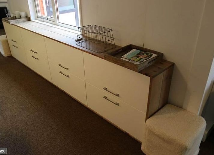 Gemuetliches Wohnzimmer in Cottage in Den Ham, Ferienhaus in Twente, Overijssel, mit geraeumiger Sitzecke und grossem Esstisch fuer einen entspannten Aufenthalt.