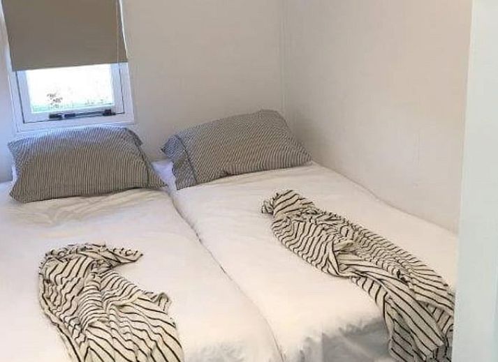 Gemuetliches Wohnzimmer in Cottage in Den Ham, Ferienhaus in Twente, Overijssel, mit geraeumiger Sitzecke und grossem Esstisch fuer einen entspannten Aufenthalt.