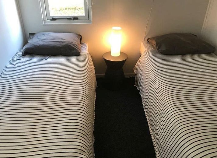 Gemuetliches Ferienhaus Cottage in Den Ham in der gruenen Natur von Twente, Overijssel, mit einladender Veranda und umgeben von ueppiger Vegetation.