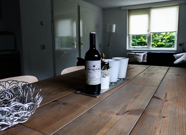 Gemuetliches Ferienhaus Cottage in Den Ham in der gruenen Natur von Twente, Overijssel, mit einladender Veranda und umgeben von ueppiger Vegetation.