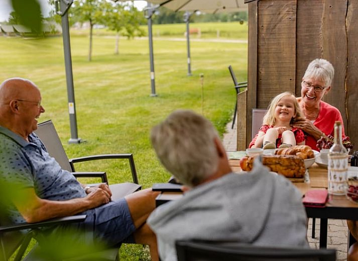 Gemuetliche Kueche im Ferienhaus in Den Ham, Twente mit Holzschraenken und Essecke, ideal fuer einen entspannten Aufenthalt in Overijssel.