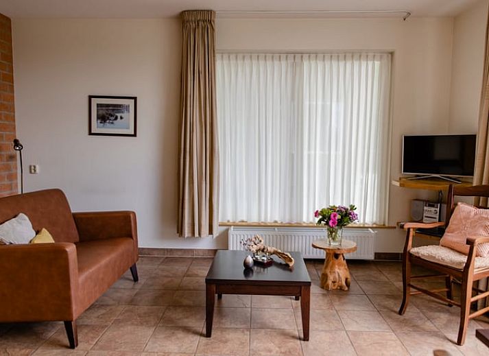 Gemuetliche Kueche im Ferienhaus in Den Ham, Twente mit Holzschraenken und Essecke, ideal fuer einen entspannten Aufenthalt in Overijssel.