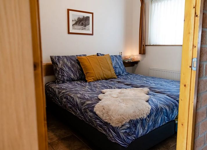 Geniessen Sie ein entspanntes Mittagessen auf der Terrasse des Ferienhauses in Den Ham, Twente, umgeben von gruener Natur und Ruhe.