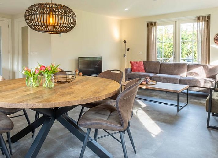 Gezellige woonkamer in Vakantiehuisje in Den Ham, Twente, met moderne inrichting en veel natuurlijk licht.