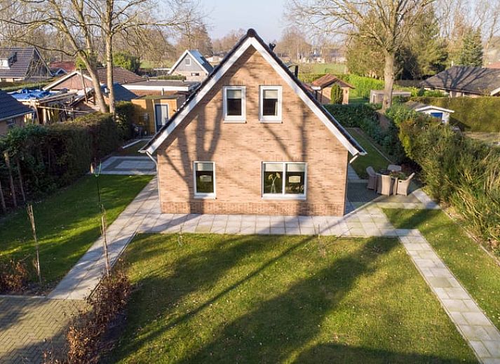Gezellige woonkamer in Vakantiehuisje in Den Ham, Twente, met moderne inrichting en veel natuurlijk licht.