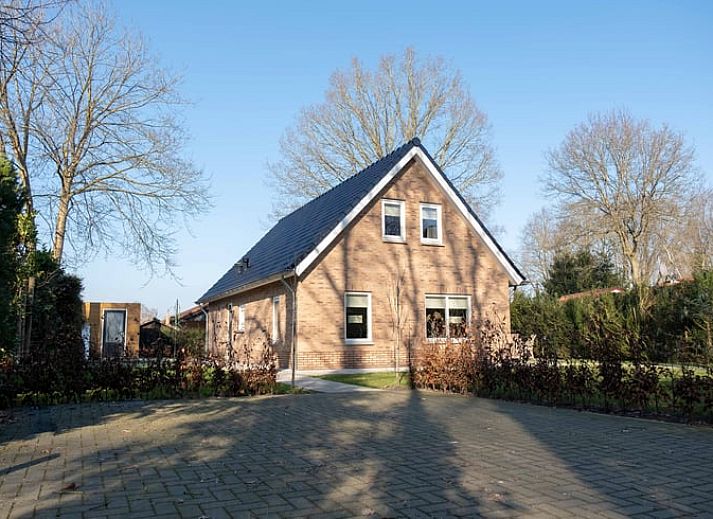 Gezellige woonkamer in Vakantiehuisje in Den Ham, Twente, met moderne inrichting en veel natuurlijk licht.