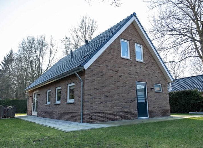 Gezellige woonkamer in Vakantiehuisje in Den Ham, Twente, met moderne inrichting en veel natuurlijk licht.
