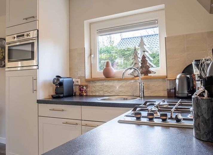 Vooraanzicht van Vakantiehuisje in Den Ham, Twente, met ruime oprit en omringende natuur.