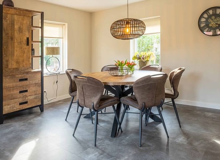 Vooraanzicht van Vakantiehuisje in Den Ham, Twente, met ruime oprit en omringende natuur.