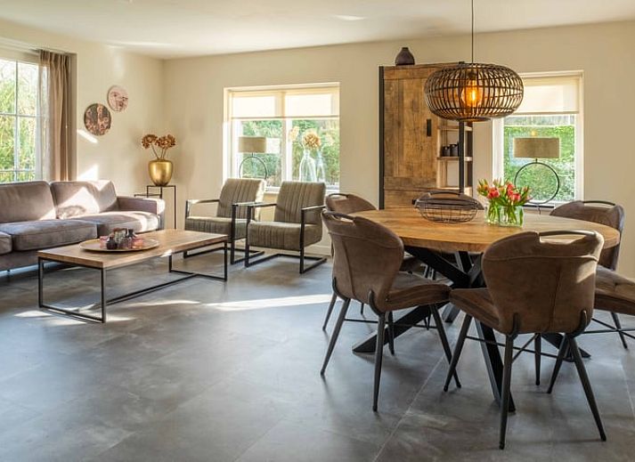 Vooraanzicht van Vakantiehuisje in Den Ham, Twente, met ruime oprit en omringende natuur.