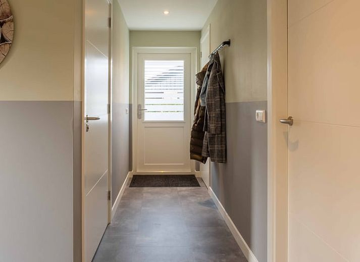 Vooraanzicht van Vakantiehuisje in Den Ham, Twente, met ruime oprit en omringende natuur.