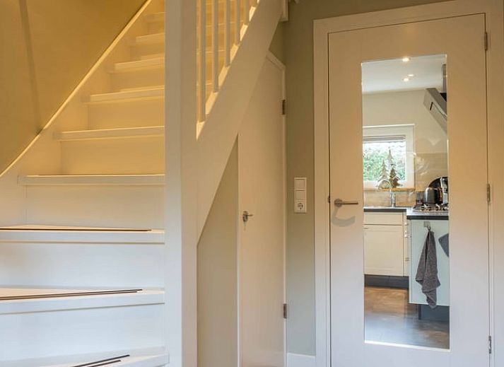 Rustig terras bij Vakantiehuisje in Den Ham, Twente, ideaal voor ontspannen in de buitenlucht.