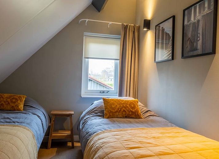 Achterzijde van Vakantiehuisje in Den Ham, Twente, met groene omgeving en moderne architectuur.